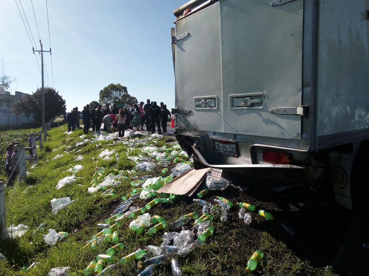 Se impacta camión cargado de refrescos en la vía a Ixtacuixtla